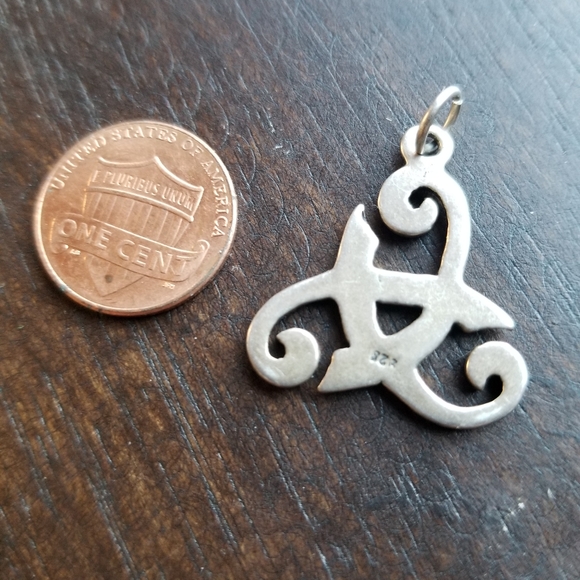 Celtic "Trinity" Pendant 925 Sterling Silver - Picture 2 of 2